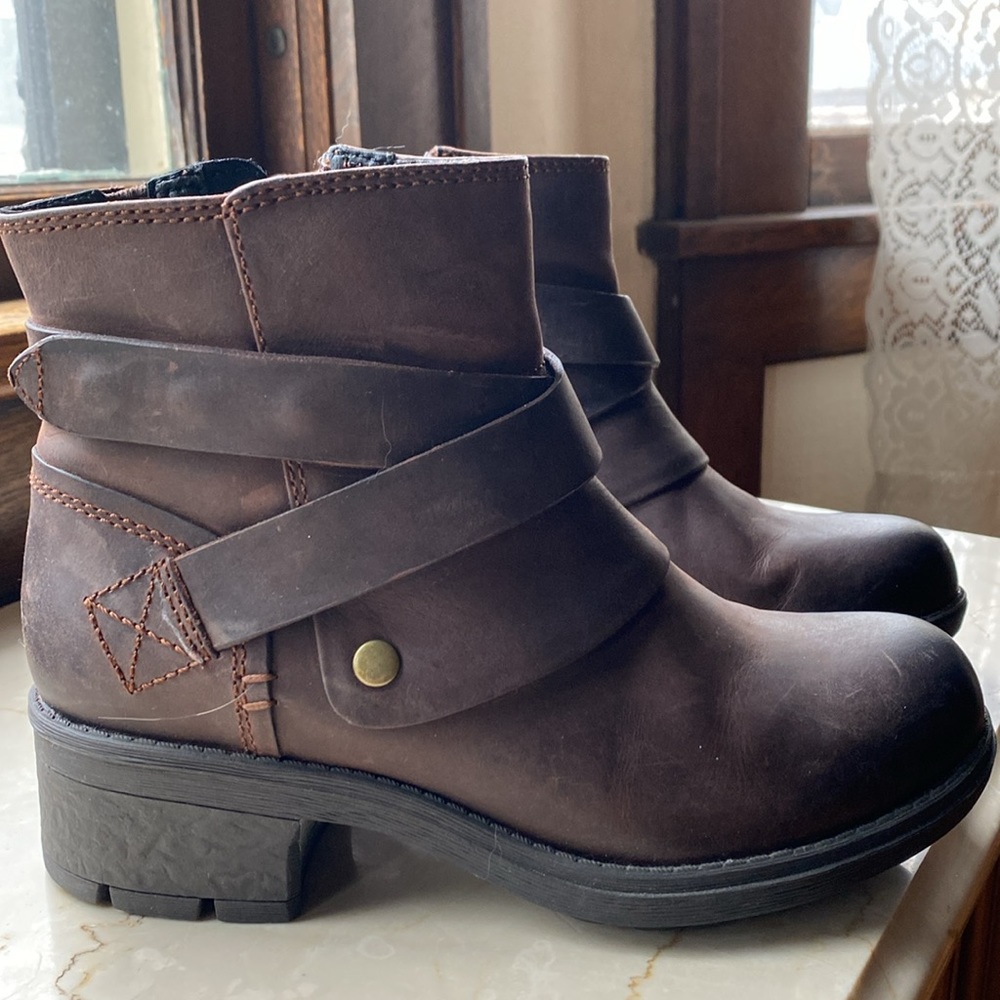 Clarks ankle boots size 5 medium dark brown. Like new!